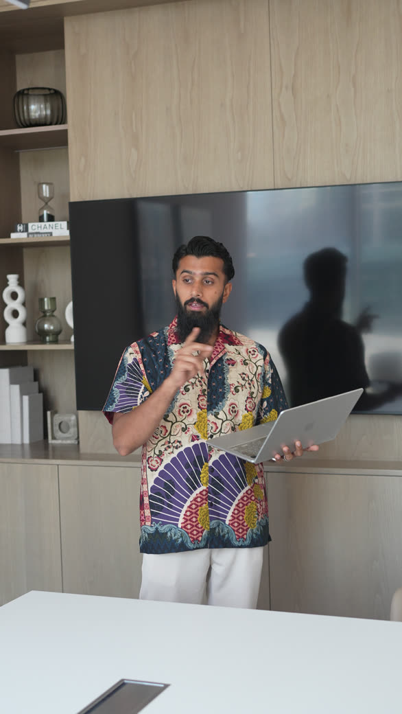 Faadil Fasly, founder of GMR AI, explaining with a laptop